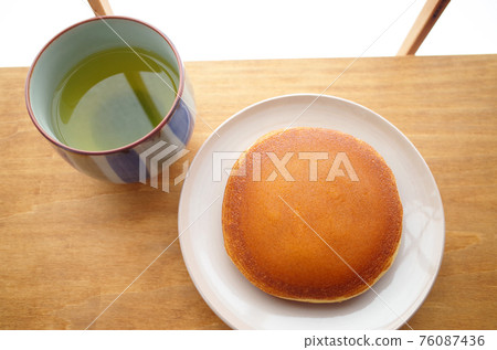 日式房間的日本茶和銅鑼燒 76087436