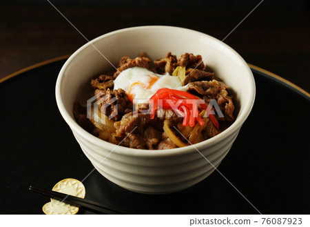 Gyudon onsen tamago 76087923