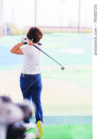 Golf practice: A sport that you can enjoy without getting too close to the corona Golf practice: A sport that you can enjoy without getting too close to the corona 76088720