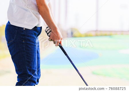 Golf practice: A sport that you can enjoy without getting too close to the corona Golf practice: A sport that you can enjoy without getting too close to the corona 76088725