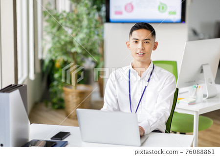 一個男人在筆記本電腦上工作 一個男人在筆記本電腦上工作 76088861