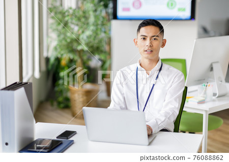 A man working on a laptop 76088862