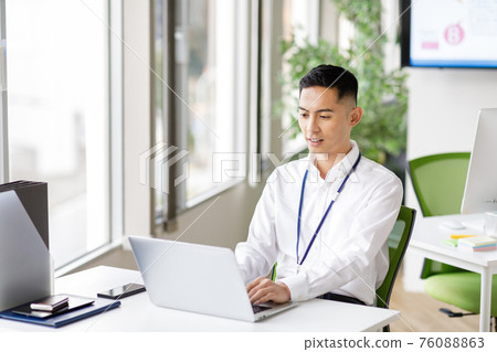 一個男人在筆記本電腦上工作 一個男人在筆記本電腦上工作 76088863