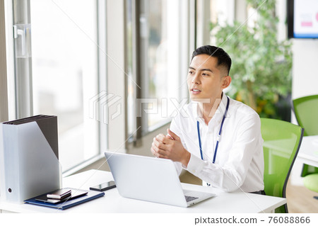 一個男人在筆記本電腦上工作 一個男人在筆記本電腦上工作 76088866