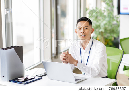 一個男人在筆記本電腦上工作 一個男人在筆記本電腦上工作 76088867