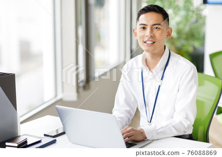 一個男人在筆記本電腦上工作 一個男人在筆記本電腦上工作 76088869