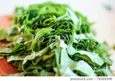 Fresh organic sorrel,plant spinach heap on wooden table for spring green vegetables soup and salad.Raw sorrel leaves top view green vegetable background.Spring green vegetables,sorrel spinach 76088946