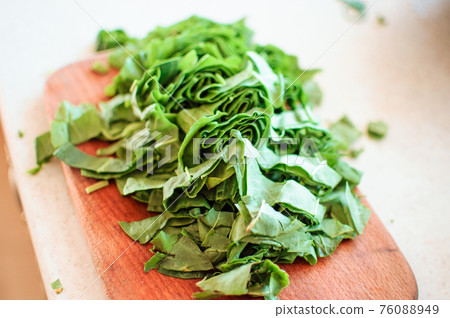 Fresh organic sorrel,plant spinach heap on wooden table for spring green vegetables soup and salad.Raw sorrel leaves top view green vegetable background.Spring green vegetables,sorrel spinach 76088949