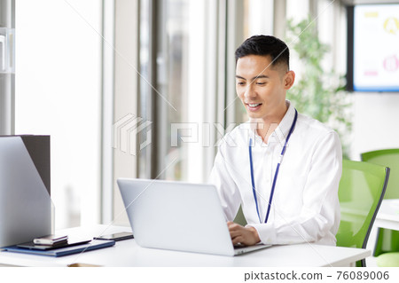 一個男人在筆記本電腦上工作 一個男人在筆記本電腦上工作 76089006
