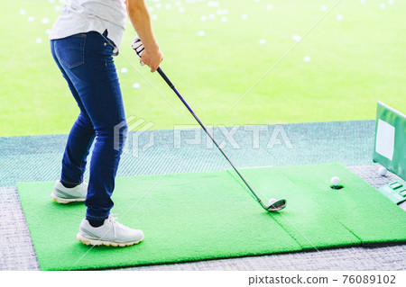 A middle-aged woman who sweats by practicing golf while avoiding denseness [Lifestyle of With Corona] 76089102