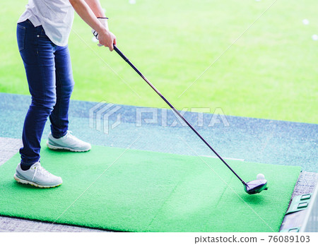 A middle-aged woman who sweats by practicing golf while avoiding denseness [Lifestyle of With Corona] 76089103