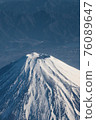 積雪和陽光的富士山山頂附近 76089647