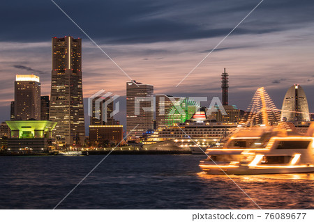 日本橫濱都市風景 橫濱港未來的新風景。 Marine Rouge（屏幕右前方）、Asuka II、Royal Wing 76089677