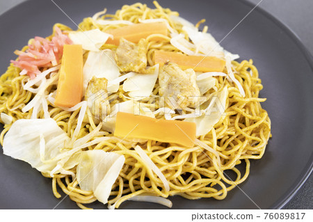 Delicious curry yakisoba 76089817