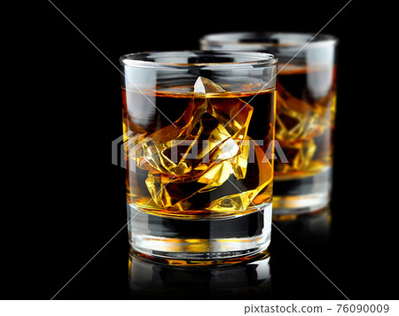Whiskey with ice. 76090009