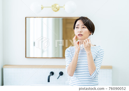 遭受面具麻煩的婦女 遭受面具麻煩的婦女 76090052