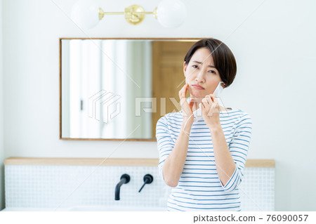 遭受面具麻煩的婦女 遭受面具麻煩的婦女 76090057