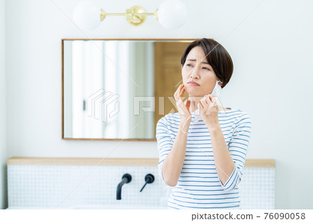 遭受面具麻煩的婦女 遭受面具麻煩的婦女 76090058
