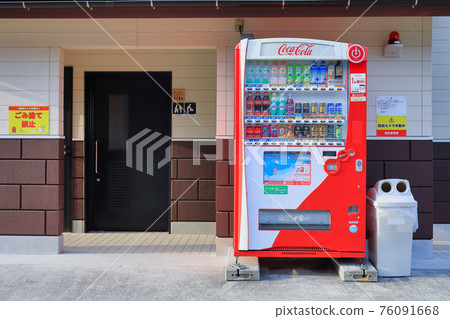 廁所前的自動售貨機 76091668