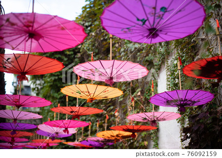 美麗的雨傘掛在中國蘇州平江路的頂端 76092159