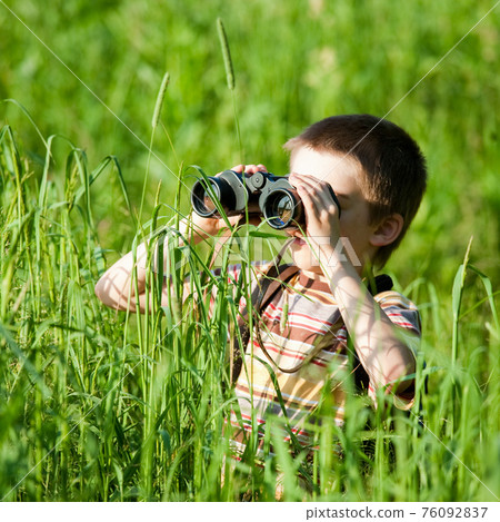 Kid with binocular Kid with binocular 76092837