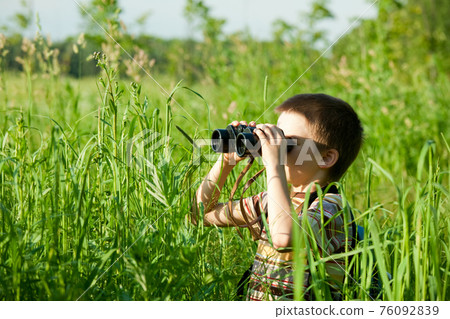 Kid with binocular Kid with binocular 76092839