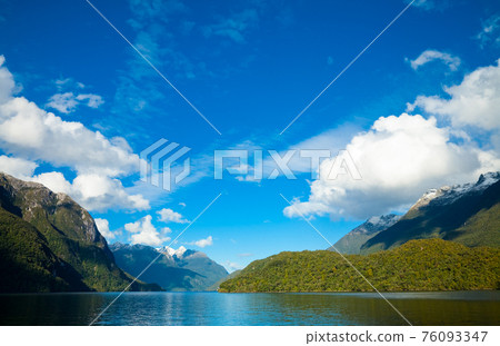Lake Manapouri 76093347