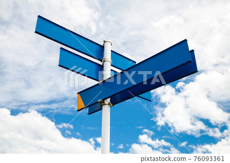 Wrong way signpost 76093361