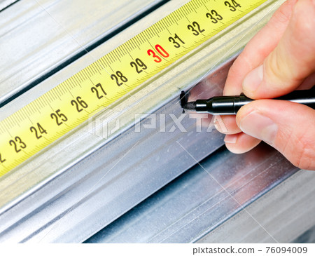 Steel stud measuring 76094009