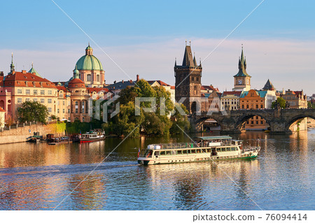 Charles bridge crossing Vltava river in Prague, Czech Republic 76094414