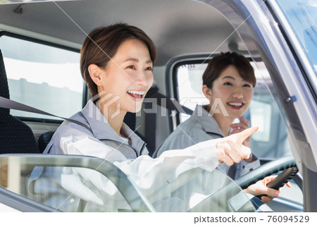 一家航運公司的女司機送貨上門形象 一家航運公司的女司機送貨上門形象 76094529