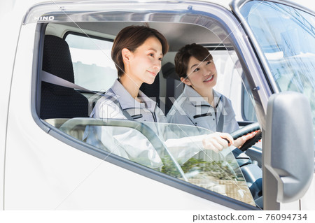 一家航運公司的女司機送貨上門形象 一家航運公司的女司機送貨上門形象 76094734