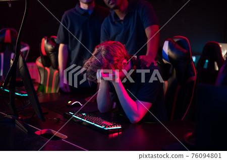 The esports rookie lost his first game and covered his face with his hands in frustration 76094801