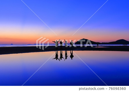 [Kagawa Prefecture] Night view of Chichibugahama 76098360