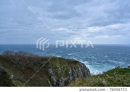 A view of the rough Tsugaru Strait overlooking Cape Tappi @ Aomori 76098733