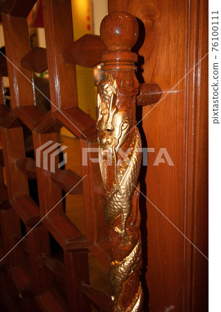 close up of wood door , Wooden interior door with handle 21 Oct 2006 close up of wood door , Wooden interior door with handle 21 Oct 2006 76100111