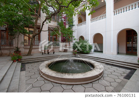 21 Oct 2006 the hall at University, granite colonnades in the Renaissance style. 76100131
