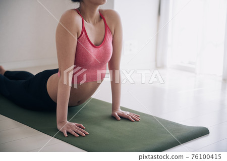 做瑜伽的女人,狗姿勢朝上 做瑜伽的女人,狗姿勢朝上 76100415
