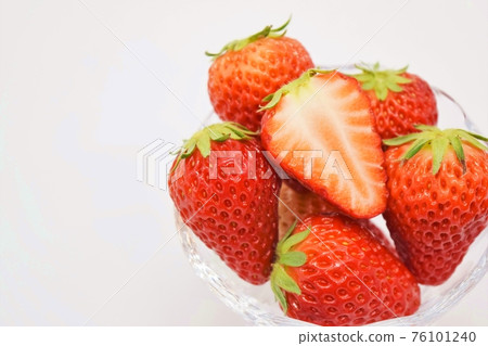 Bright red strawberries served on a plate (red hoppe) Bright red strawberries served on a plate (red hoppe) 76101240