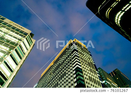 Building and night sky 76101267