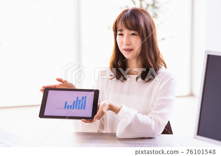 Business woman talking with a tablet PC 76101548