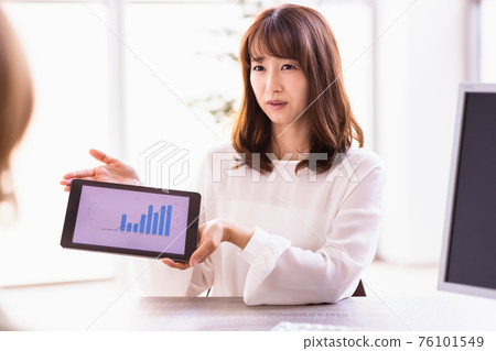 Business woman talking with a tablet PC 76101549