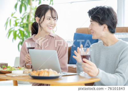 在家享用酒的夫婦 在家享用酒的夫婦 76101843