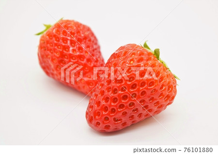 Bright red strawberries (red cheeks) 76101880