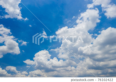 White cumulus cloud and blue sky for backgrounds concept 76102422
