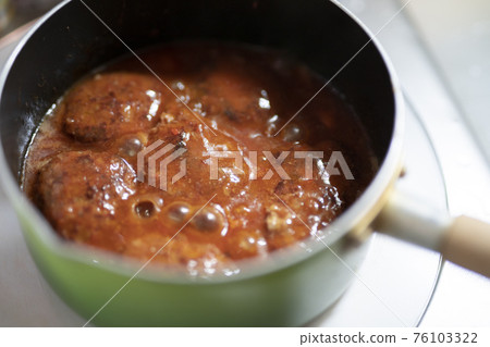 Image of simmering hamburger steak 76103322
