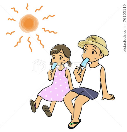 男孩和女孩在夏日陽光下吃冰淇淋 男孩和女孩在夏日陽光下吃冰淇淋 76105119