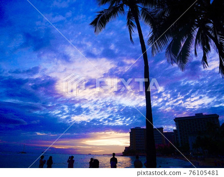 Spend time relaxing on the beaches of Hawaii 76105481