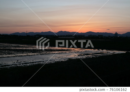 從尾張平原眺望鈴鹿山脈的群山和夜景 從尾張平原眺望鈴鹿山脈的群山和夜景 76106162