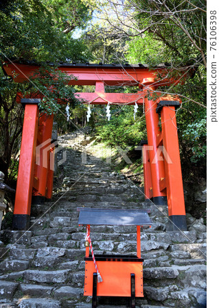 Torii and stone steps at the foot of Kamikura Shrine 76106398
